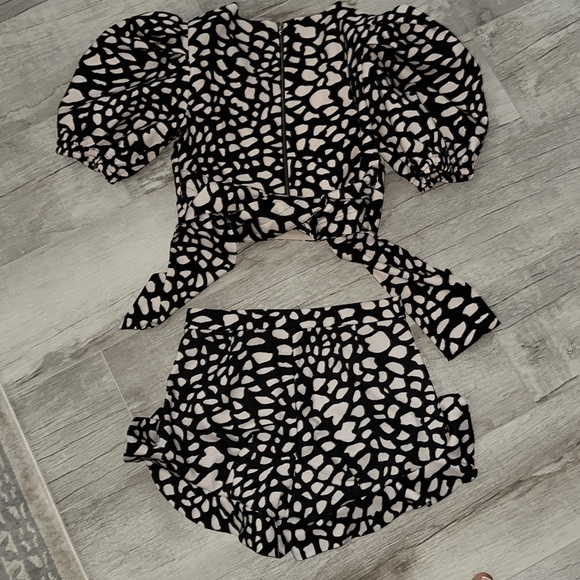 PATBO 2 piece black & white flirty short set Size Small Top. Size 4 Bottom - Picture 5 of 5